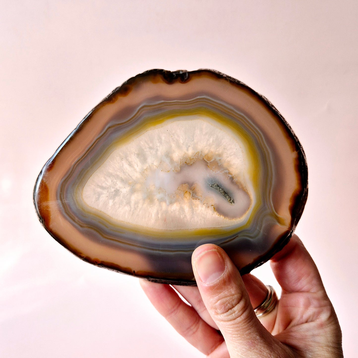 Edelsteen (Druzy) Agaat Schijf op Standaard (11–14 cm) – #6 Aarding, Balans & Natuurlijke Schoonheid