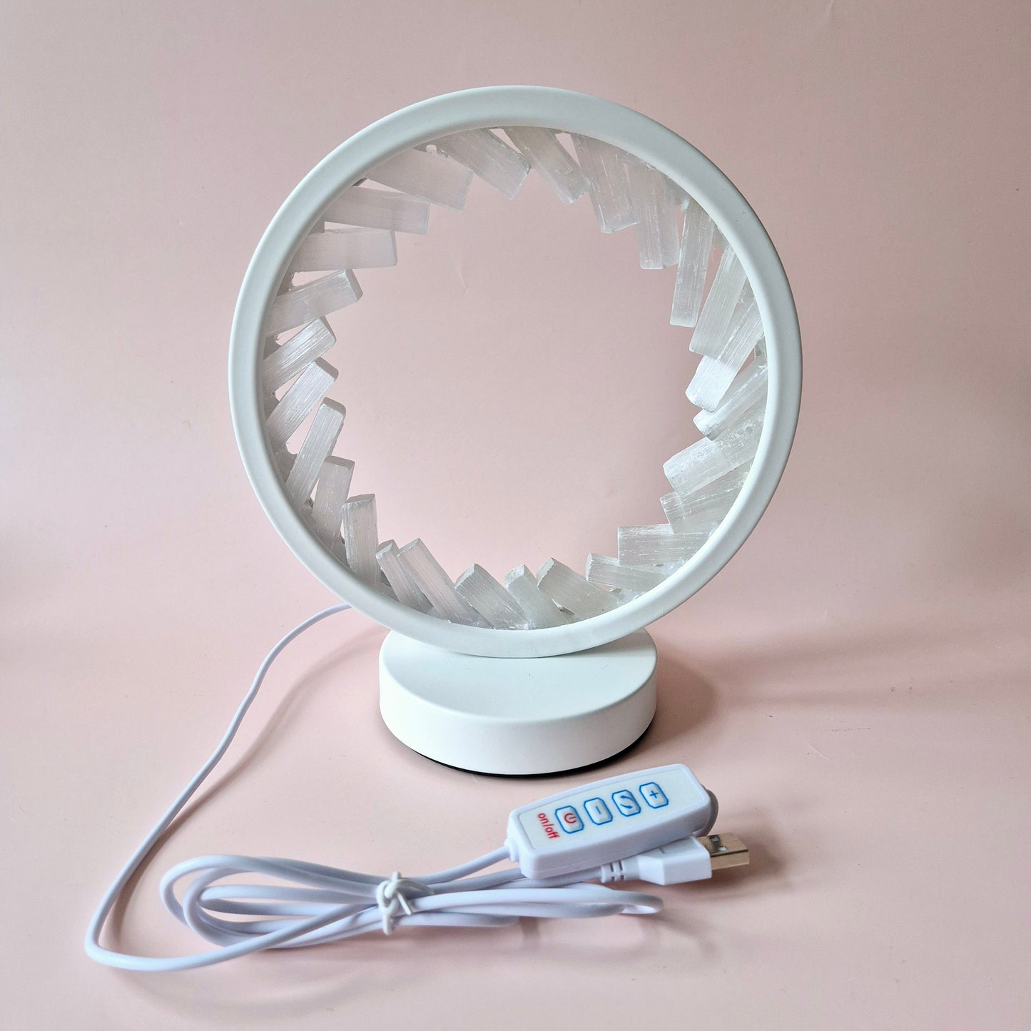 Runde Edelsteinlampe aus Selenit – verschiedene Modi – inkl. USB-Anschluss