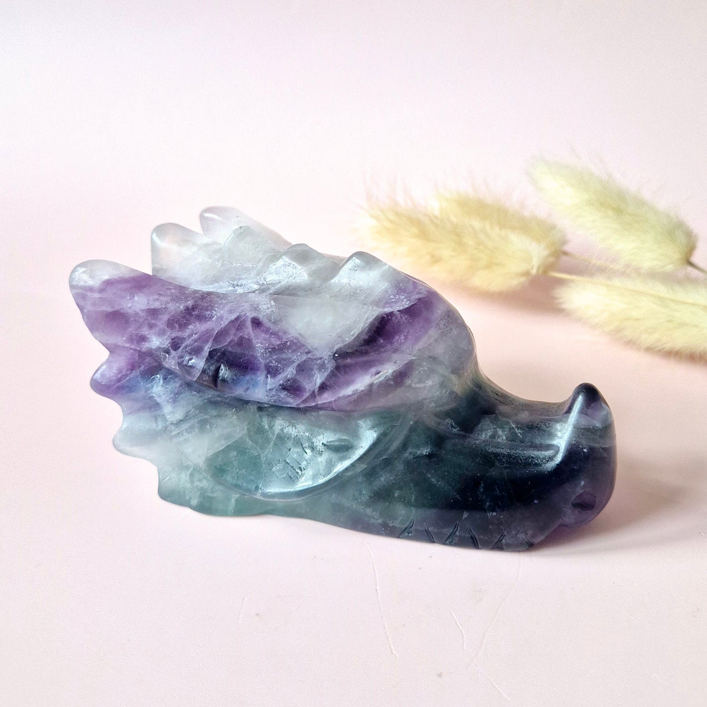 XL Edelsteen Candy Fluorite Drakenschedel – Groen, Paars & Wit – 386g | 10cm