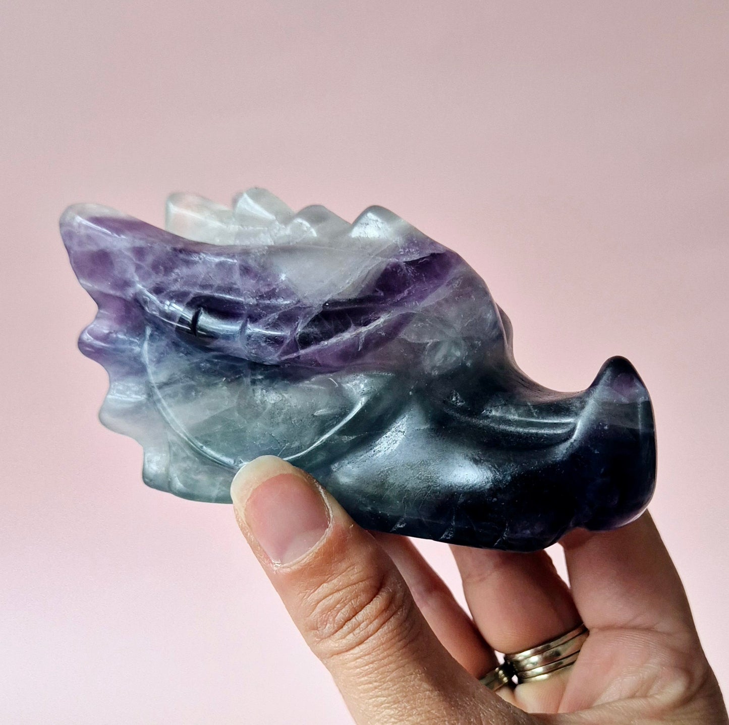 XL Edelsteen Candy Fluorite Drakenschedel – Groen, Paars & Wit – 386g | 10cm