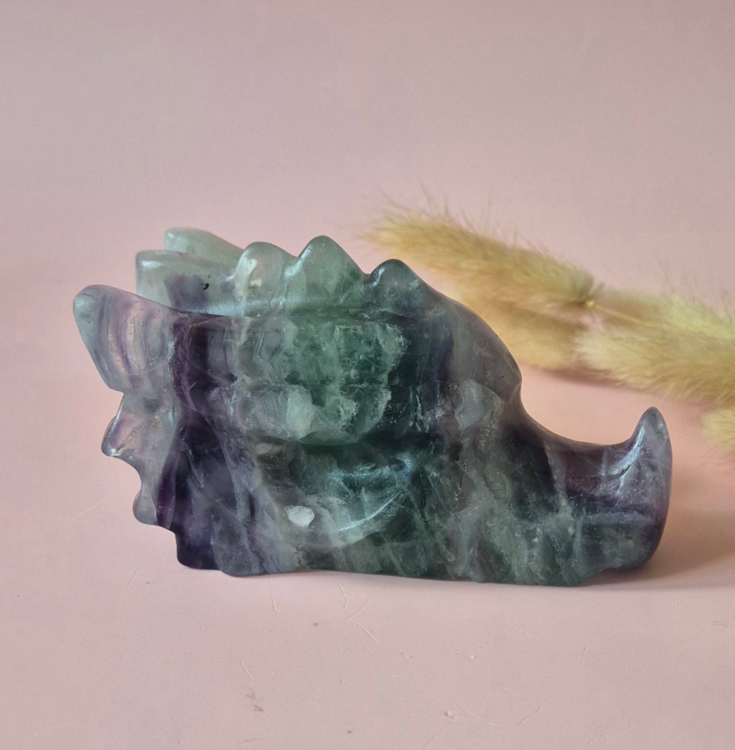 XL Edelsteen Candy Fluorite Drakenschedel – Snowflake Groen/Wit/Paars #7 – 382g | 10,5cm (kopie)