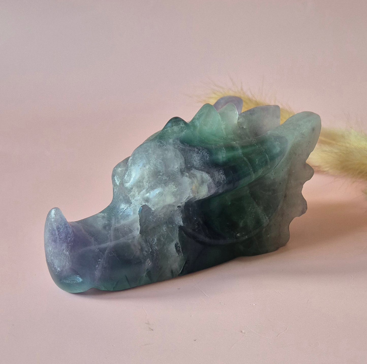 XL Edelsteen Candy Fluorite Drakenschedel – Snowflake Groen/Wit/Paars #7 – 382g | 10,5cm (kopie)
