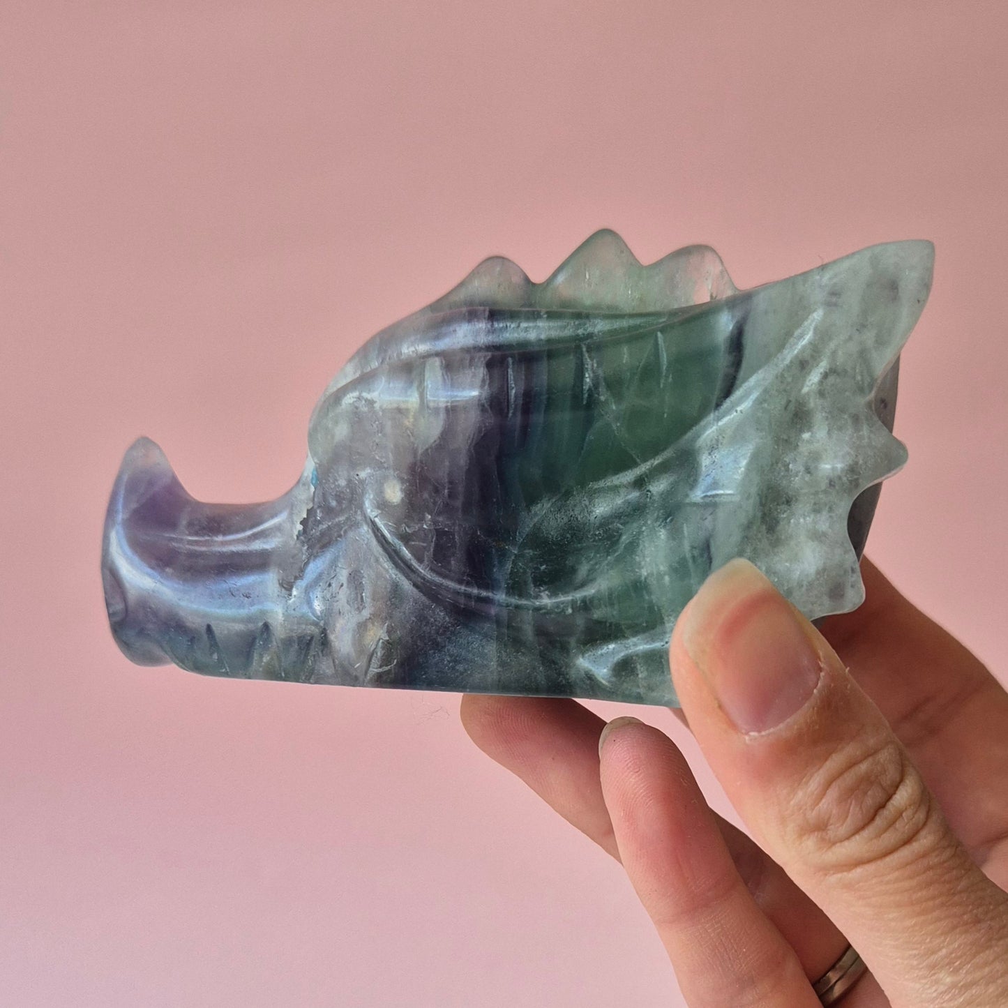 XL Edelsteen Candy Fluorite Drakenschedel – Snowflake Groen/Wit/Paars #7 – 382g | 10,5cm (kopie)