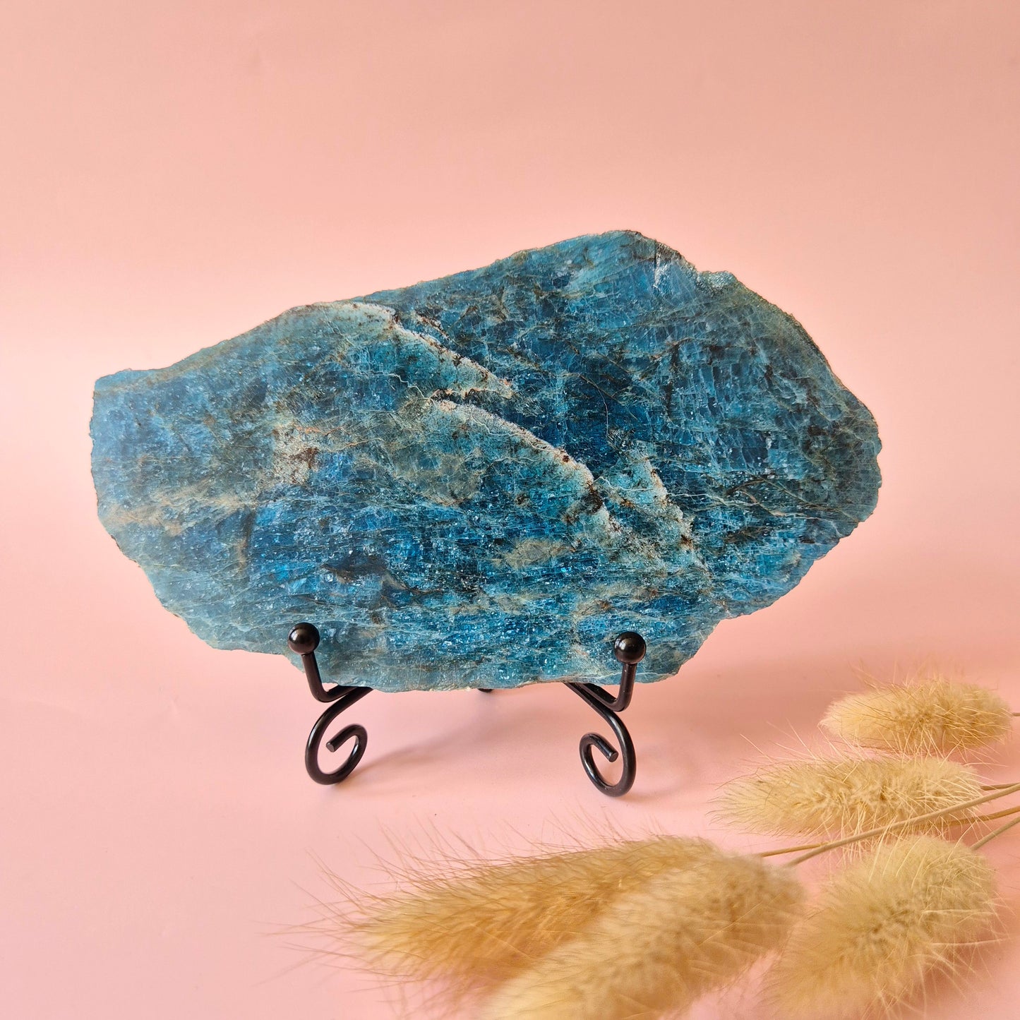 Edelsteen Blue Apatiet Schijf op Standaard #7 246gram – Inspiratie, Helderheid & Innerlijke Kracht