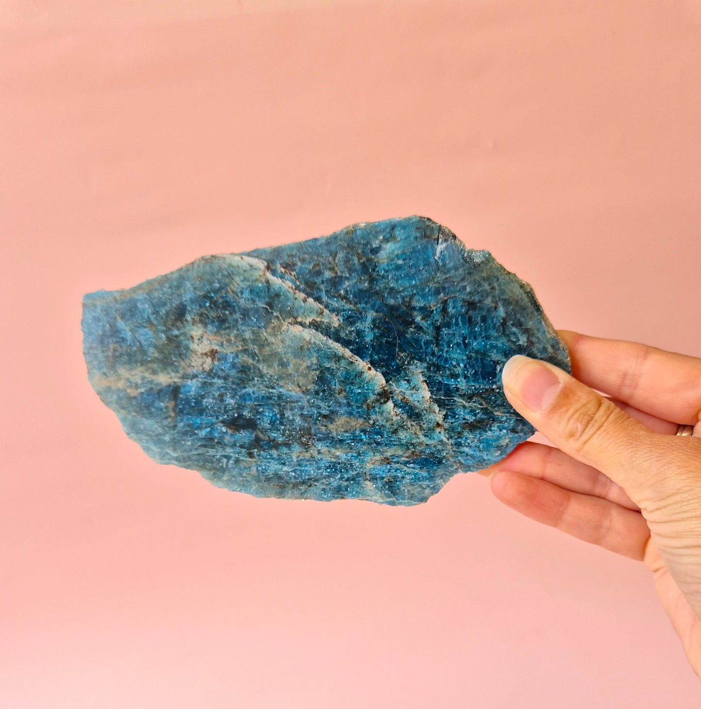 Edelsteen Blue Apatiet Schijf op Standaard #7 246gram – Inspiratie, Helderheid & Innerlijke Kracht