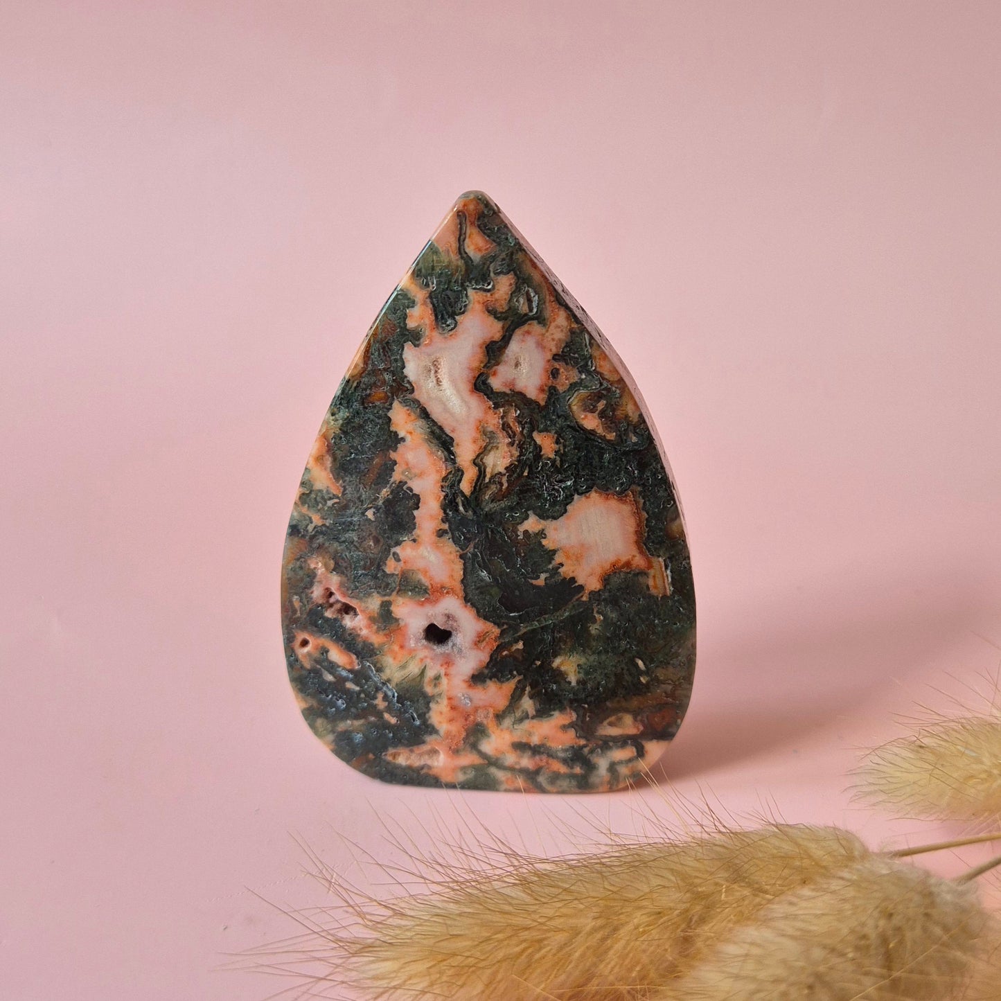 Wunderschöner Edelstein tropfenförmiger roter Moosachat Flamme – 85-120 g | Erdungsenergie & Kraft