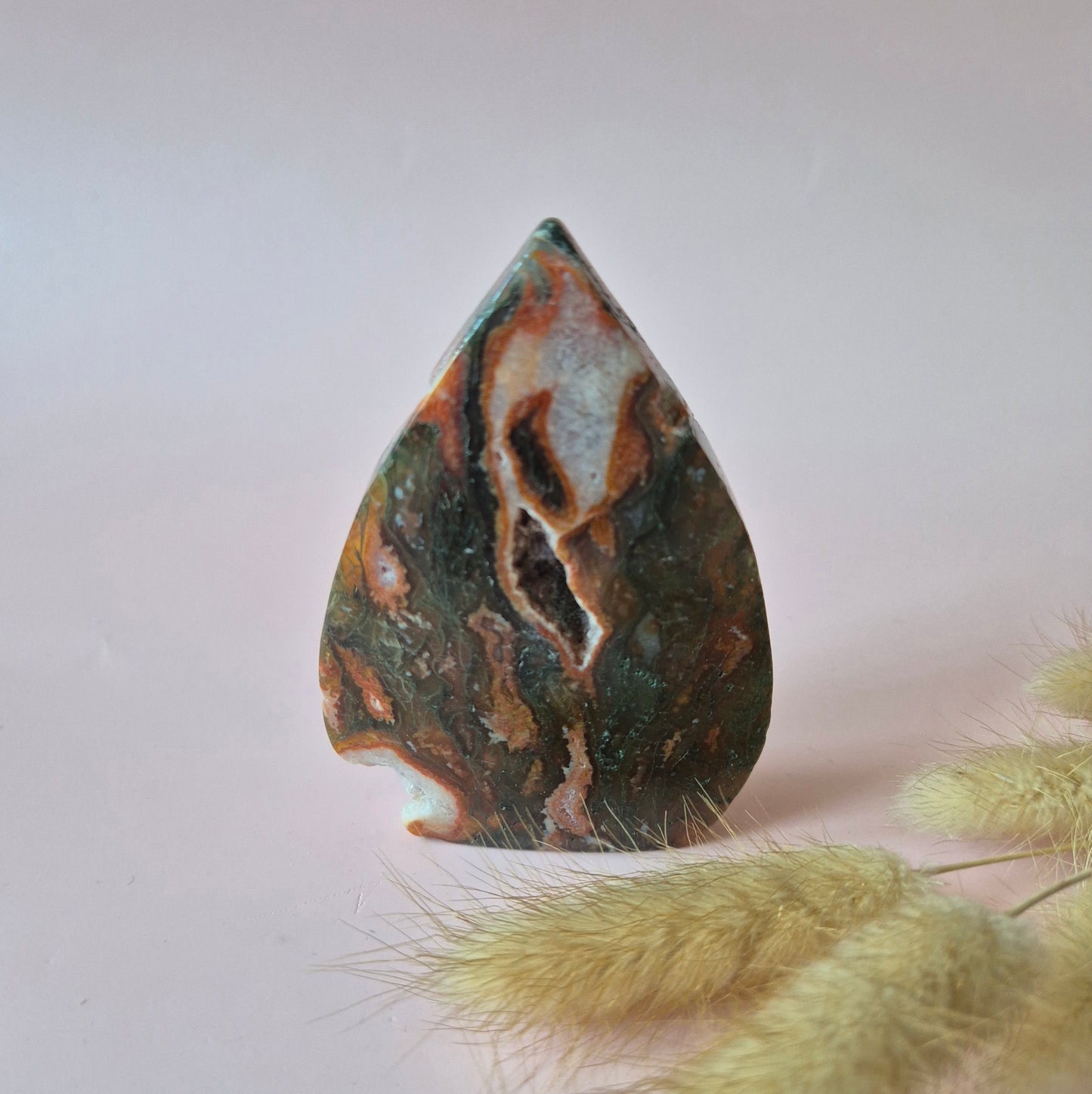 Wunderschöner Edelstein tropfenförmiger roter Moosachat Flamme – 85-120 g | Erdungsenergie & Kraft