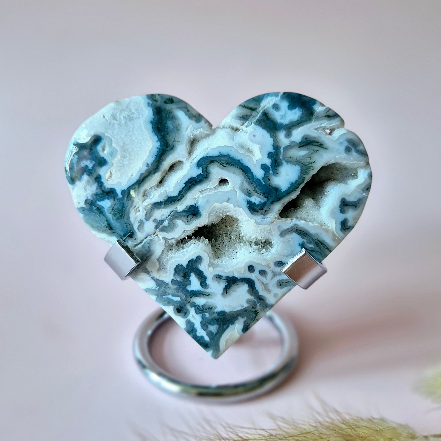 Edelsteen Druzy Mosagaat Hart op Metalen Standaard – #83 133gram