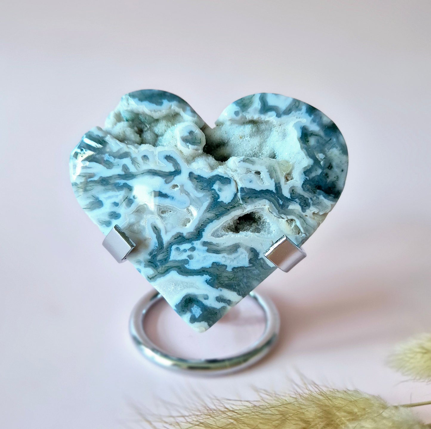 Edelsteen Druzy Mosagaat Hart op Metalen Standaard – #83 133gram