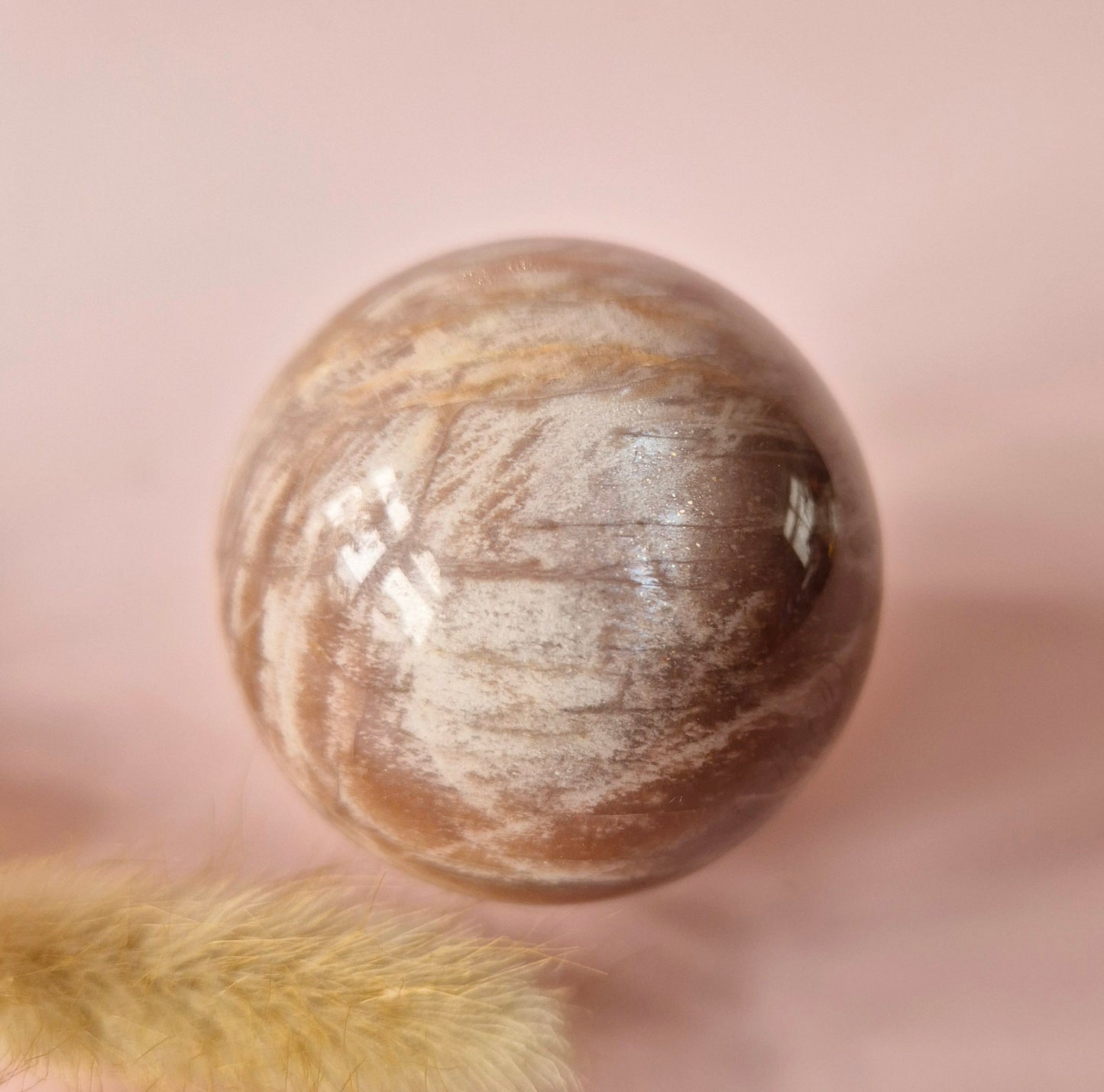 Kristall-Edelstein, goldene Sonnensteinkugel mit blauem und goldenem Blitz | 45–63 mm Kugel