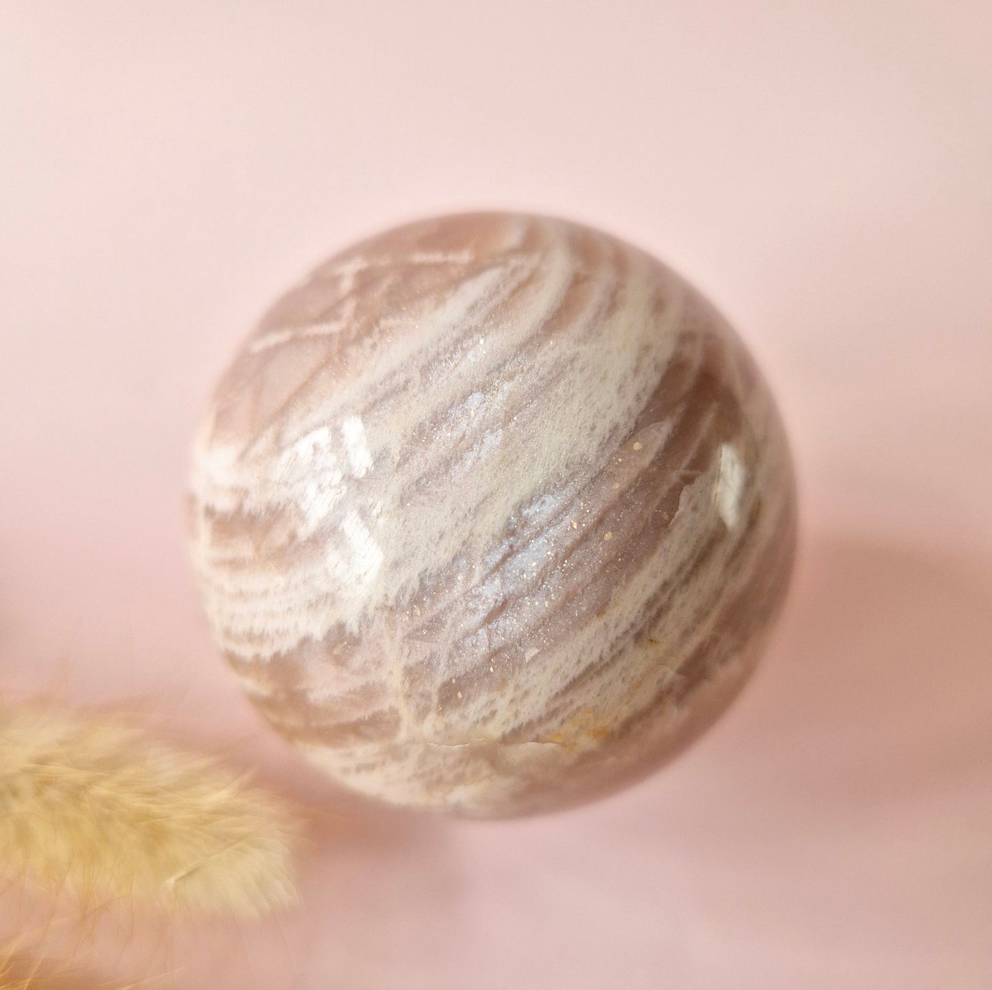 Kristall-Edelstein, goldene Sonnensteinkugel mit blauem und goldenem Blitz | 45–63 mm Kugel