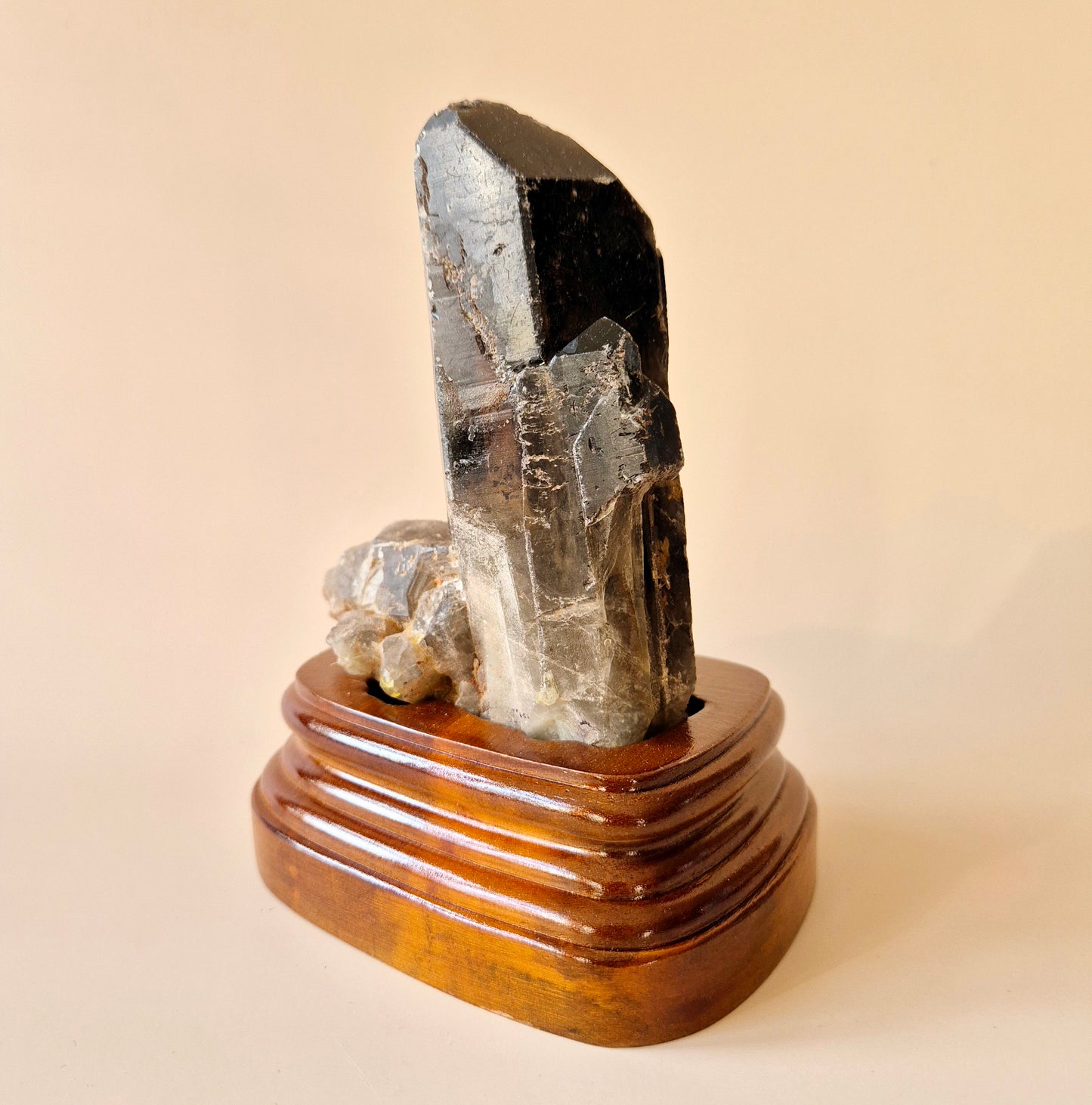 XL Ruwe Smoky Quartz Edelsteen Cluster op Houten Standaard – #27 384gram