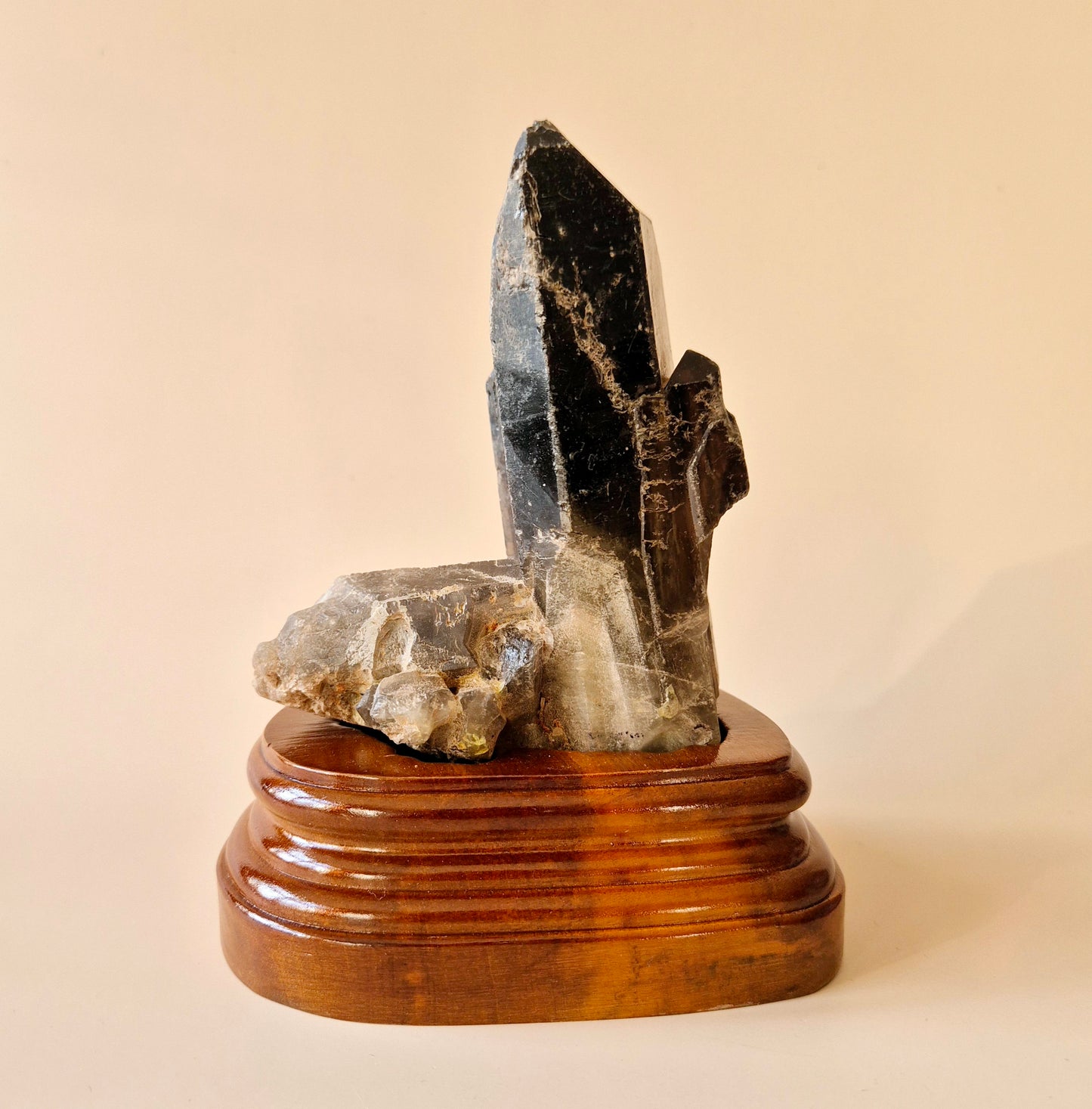 XL Ruwe Smoky Quartz Edelsteen Cluster op Houten Standaard – #27 384gram