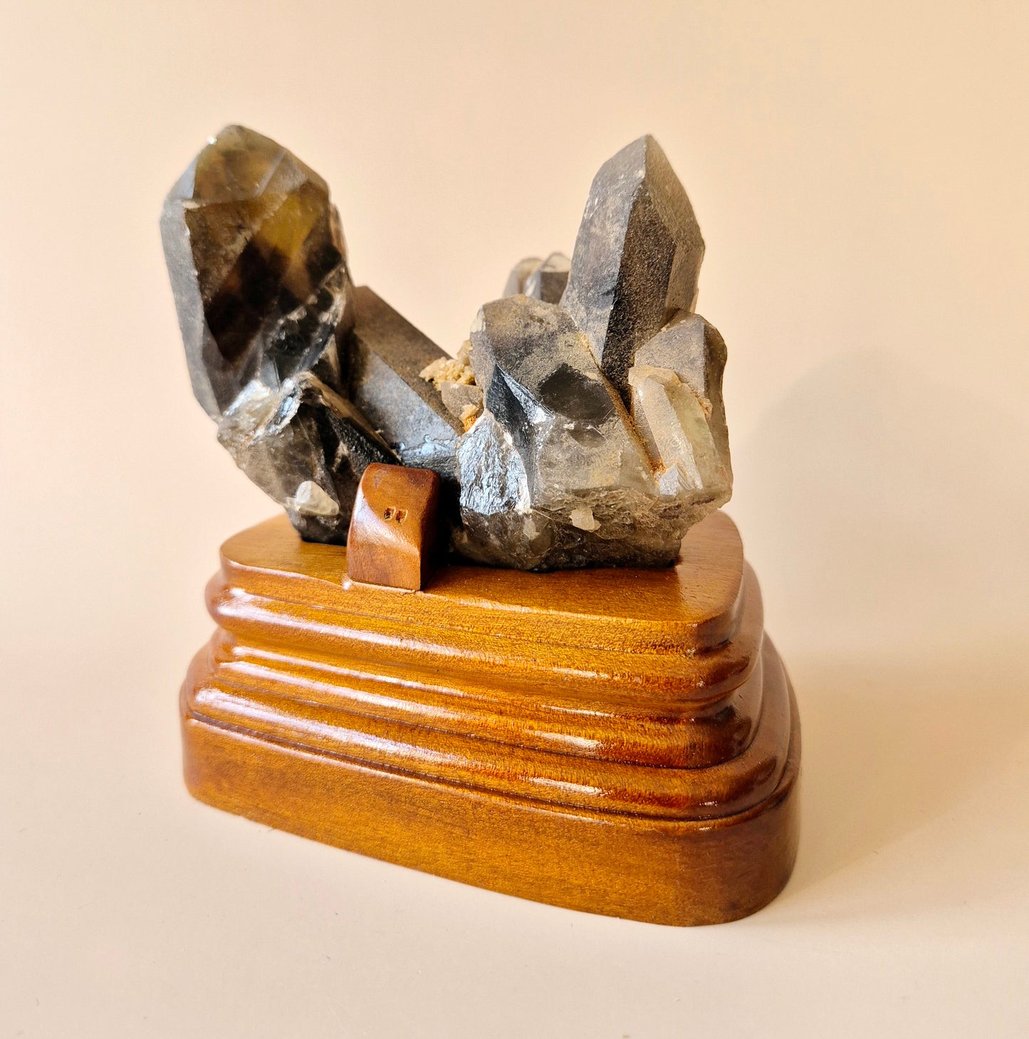 XL Ruwe Smoky Quartz Edelsteen Cluster op Houten Standaard – #5 372gram