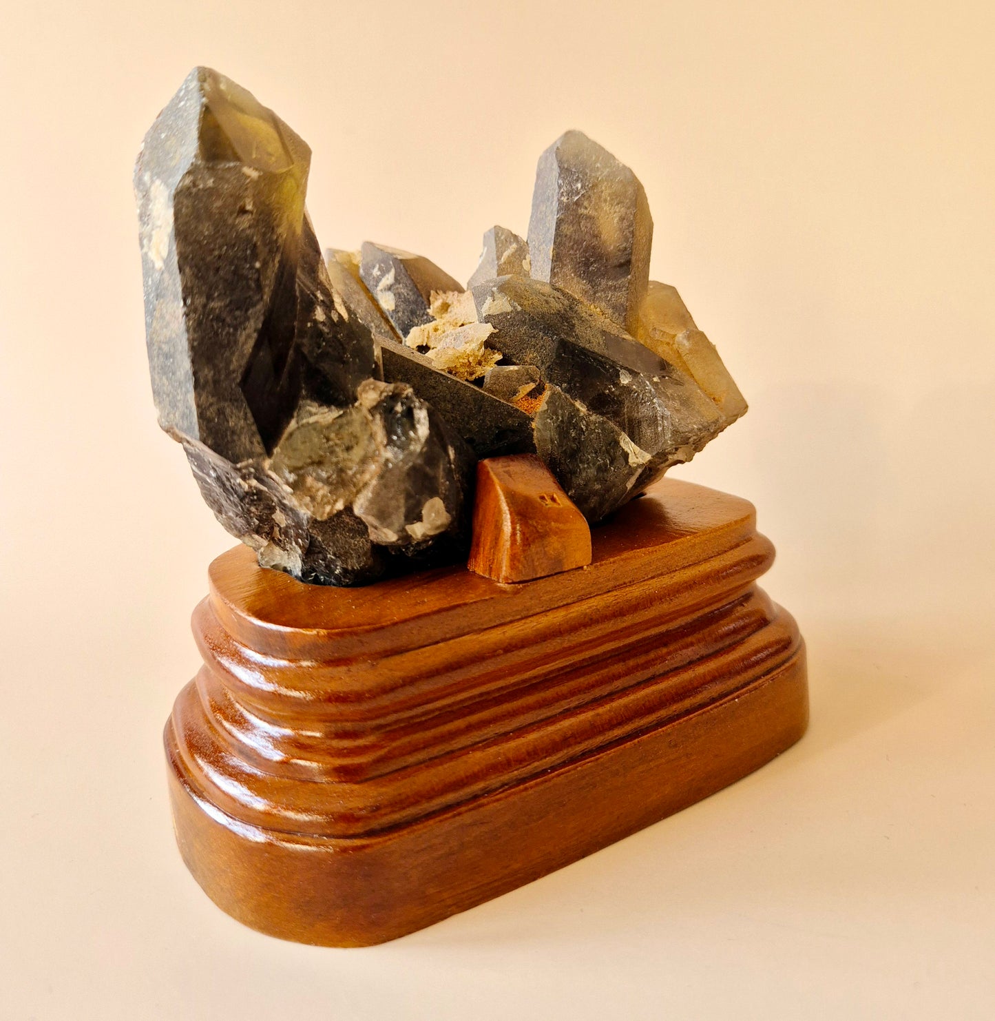 XL Ruwe Smoky Quartz Edelsteen Cluster op Houten Standaard – #5 372gram