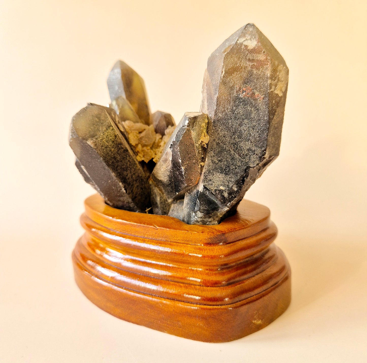 XL Ruwe Smoky Quartz Edelsteen Cluster op Houten Standaard – #5 372gram