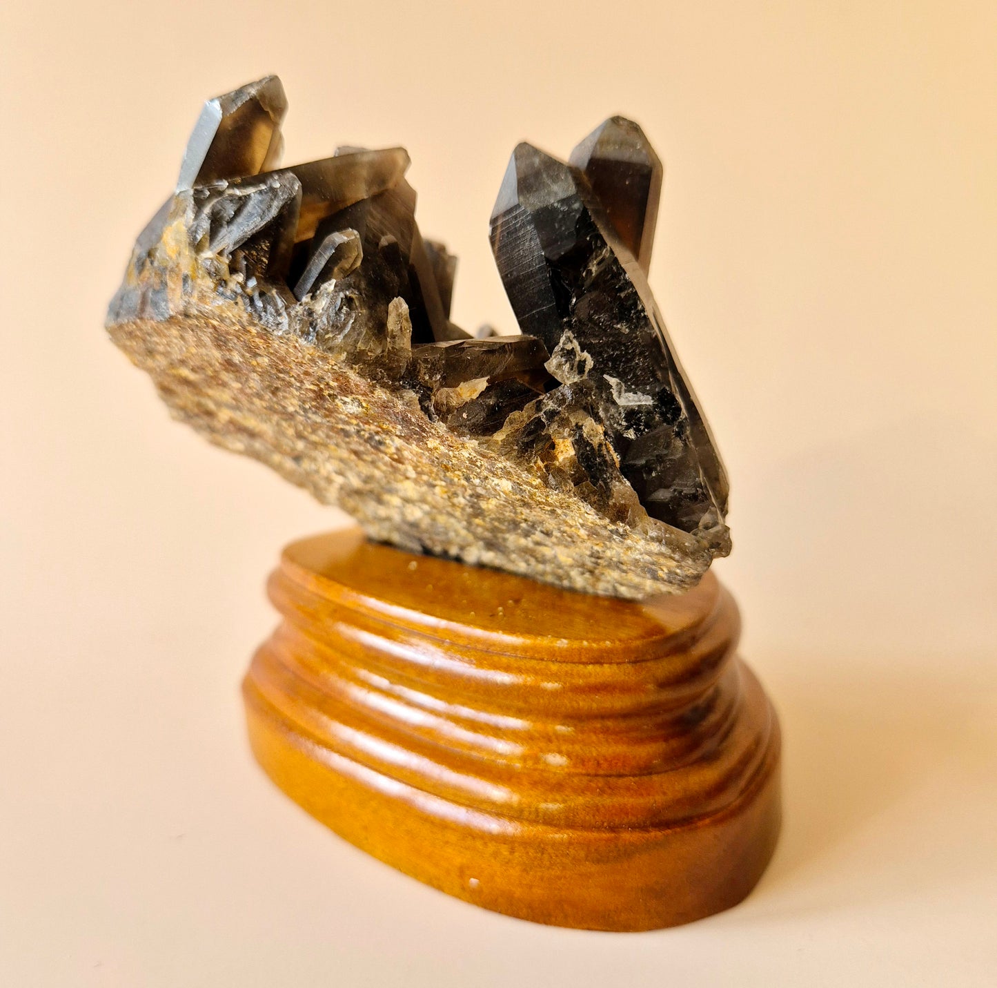 XL Ruwe Smoky Quartz Edelsteen Cluster op Houten Standaard – #24 400gram