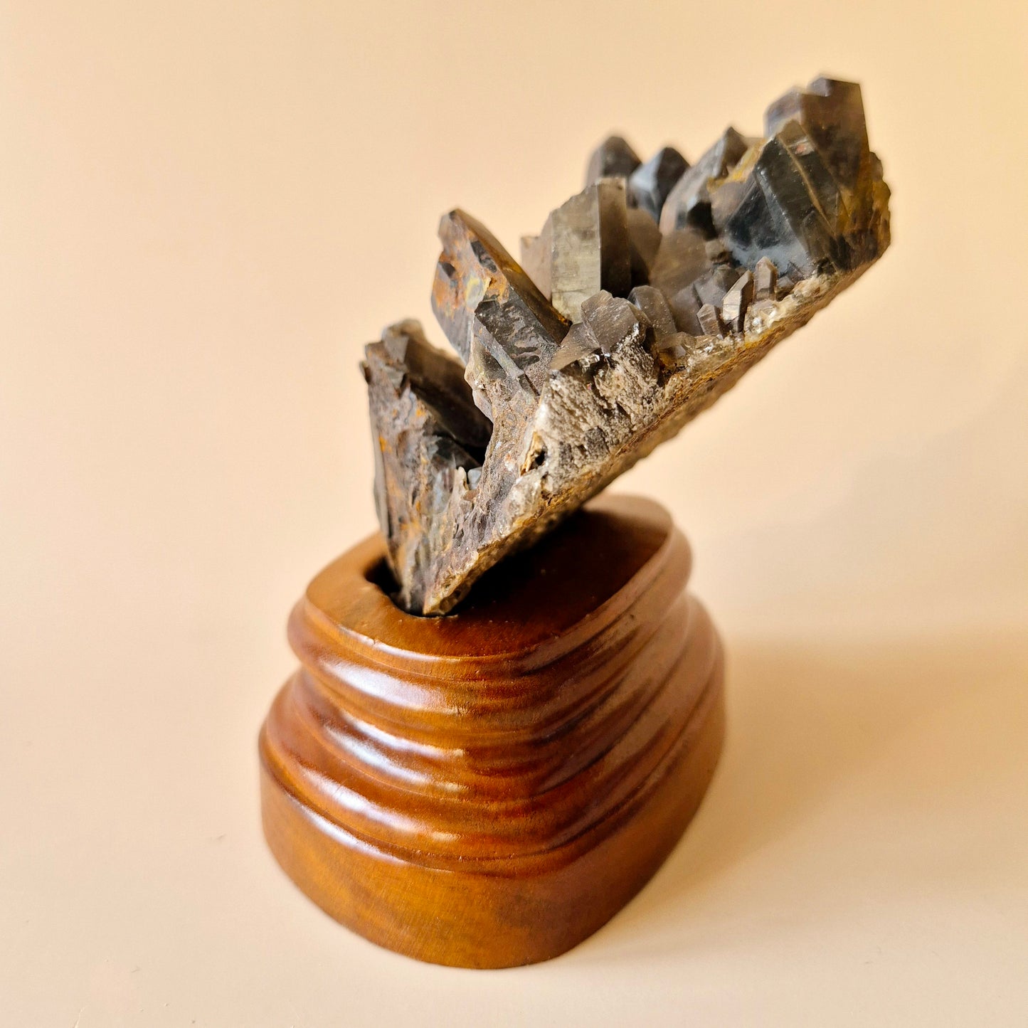XL Ruwe Smoky Quartz Edelsteen Cluster op Houten Standaard – #24 400gram