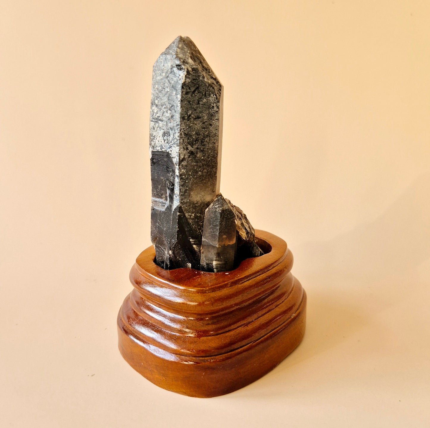 XL Ruwe Smoky Quartz Edelsteen Cluster op Houten Standaard – #23 165gram