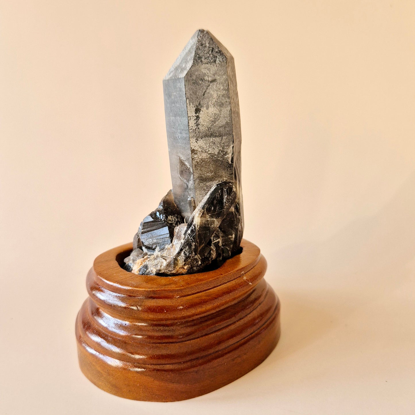 XL Ruwe Smoky Quartz Edelsteen Cluster op Houten Standaard – #23 165gram