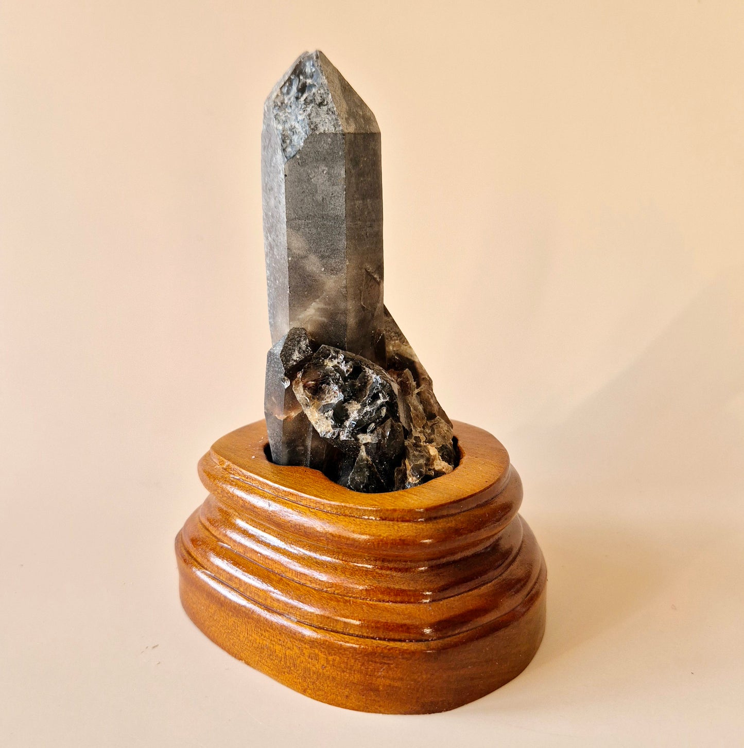 XL Ruwe Smoky Quartz Edelsteen Cluster op Houten Standaard – #23 165gram