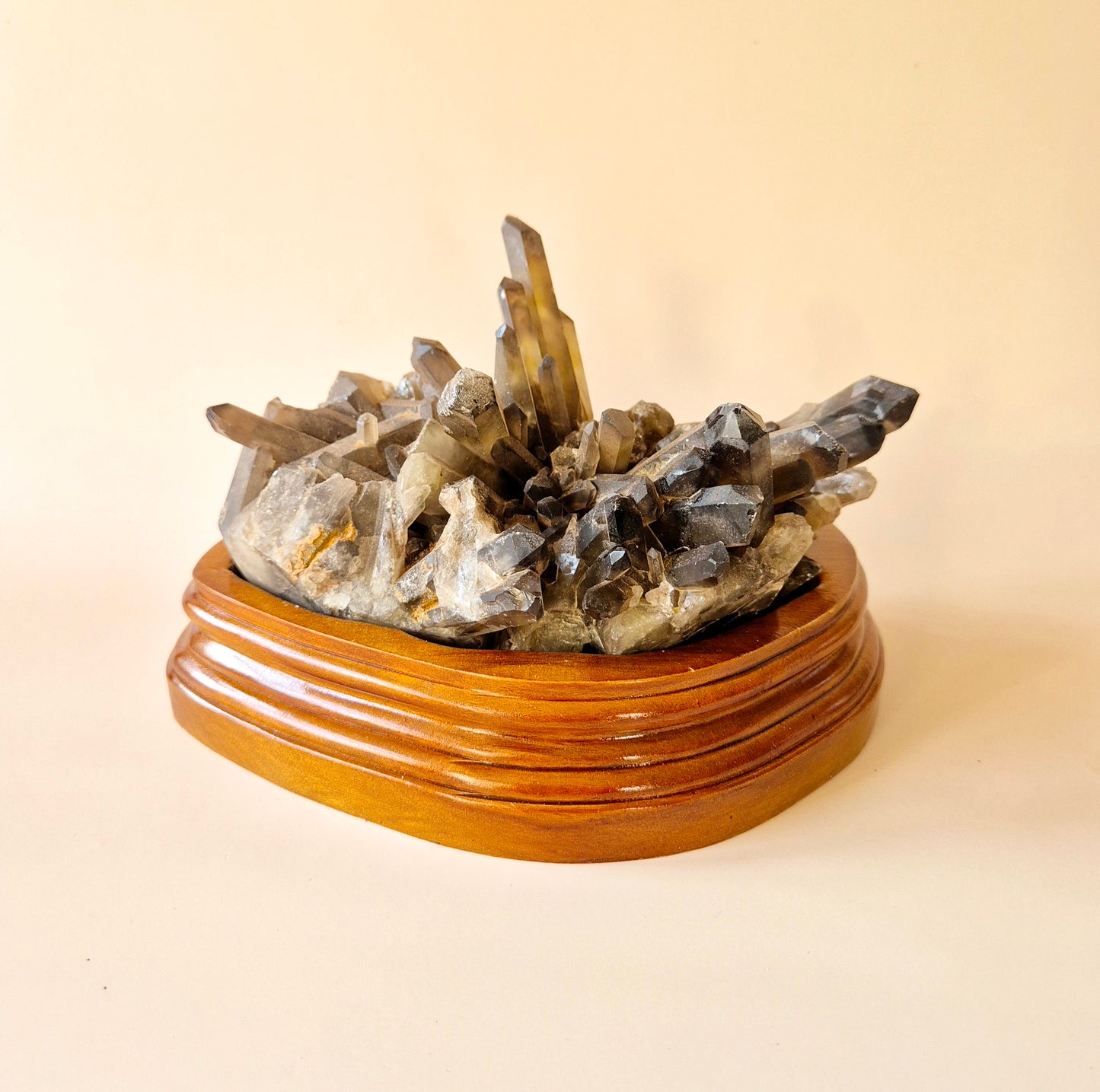 XL Ruwe Smoky Quartz Edelsteen Cluster op Houten Standaard – #19 971gram