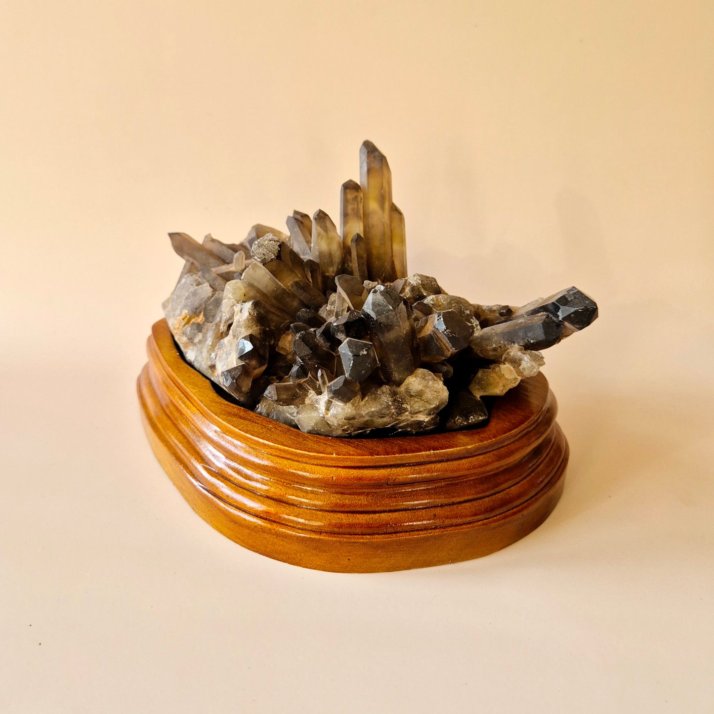 XL Ruwe Smoky Quartz Edelsteen Cluster op Houten Standaard – #19 971gram