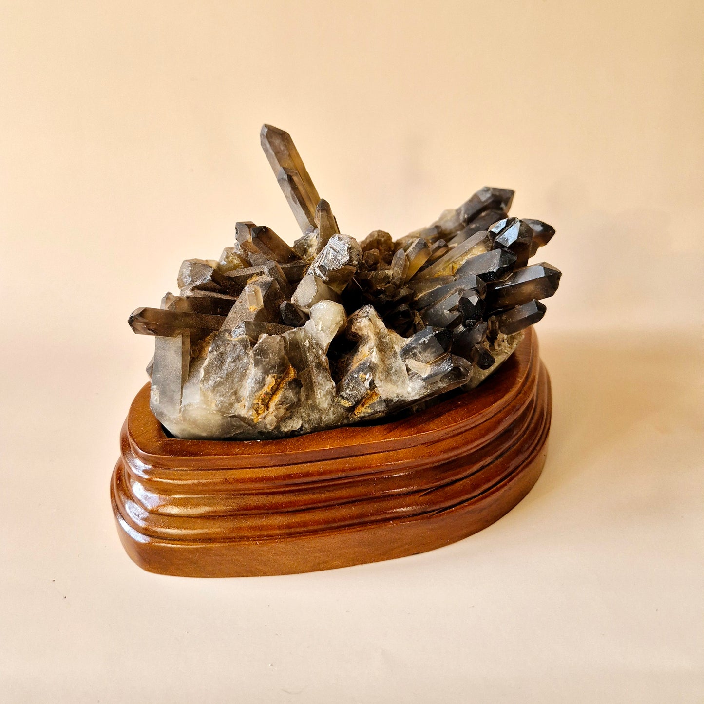 XL Ruwe Smoky Quartz Edelsteen Cluster op Houten Standaard – #19 971gram