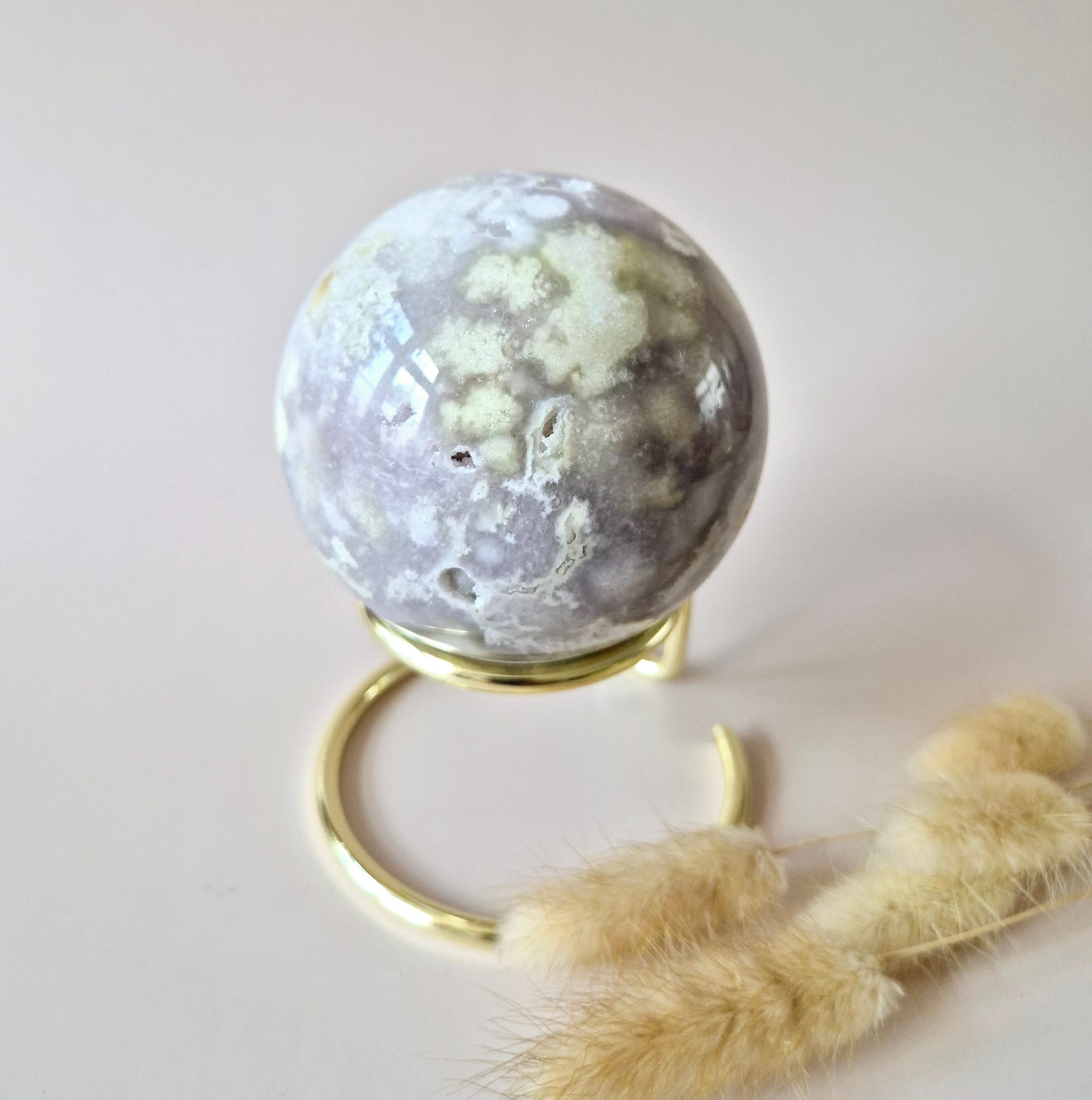 Kristall-Edelstein, Druzy-Rosa-Amethyst-Kugel auf Ständer (80 mm, 723 Gramm)