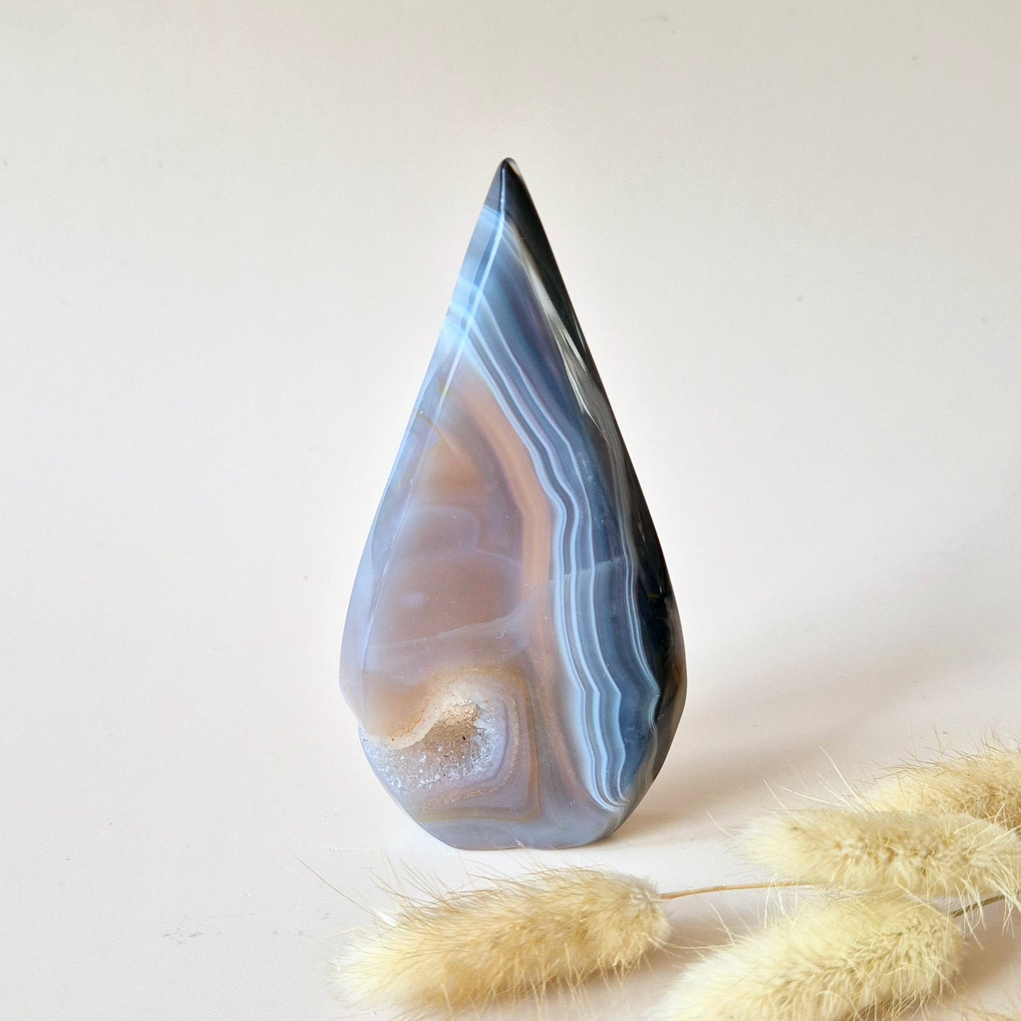 Druzy Grauer Achat - Tropfenförmiger stehender Edelsteinkristall - Nr. 4. 128 Gramm