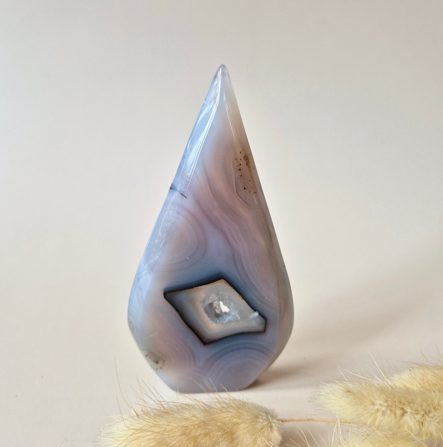 Druzy Grauer Achat - Tropfenförmiger stehender Edelsteinkristall - Nr. 8. 108 Gramm