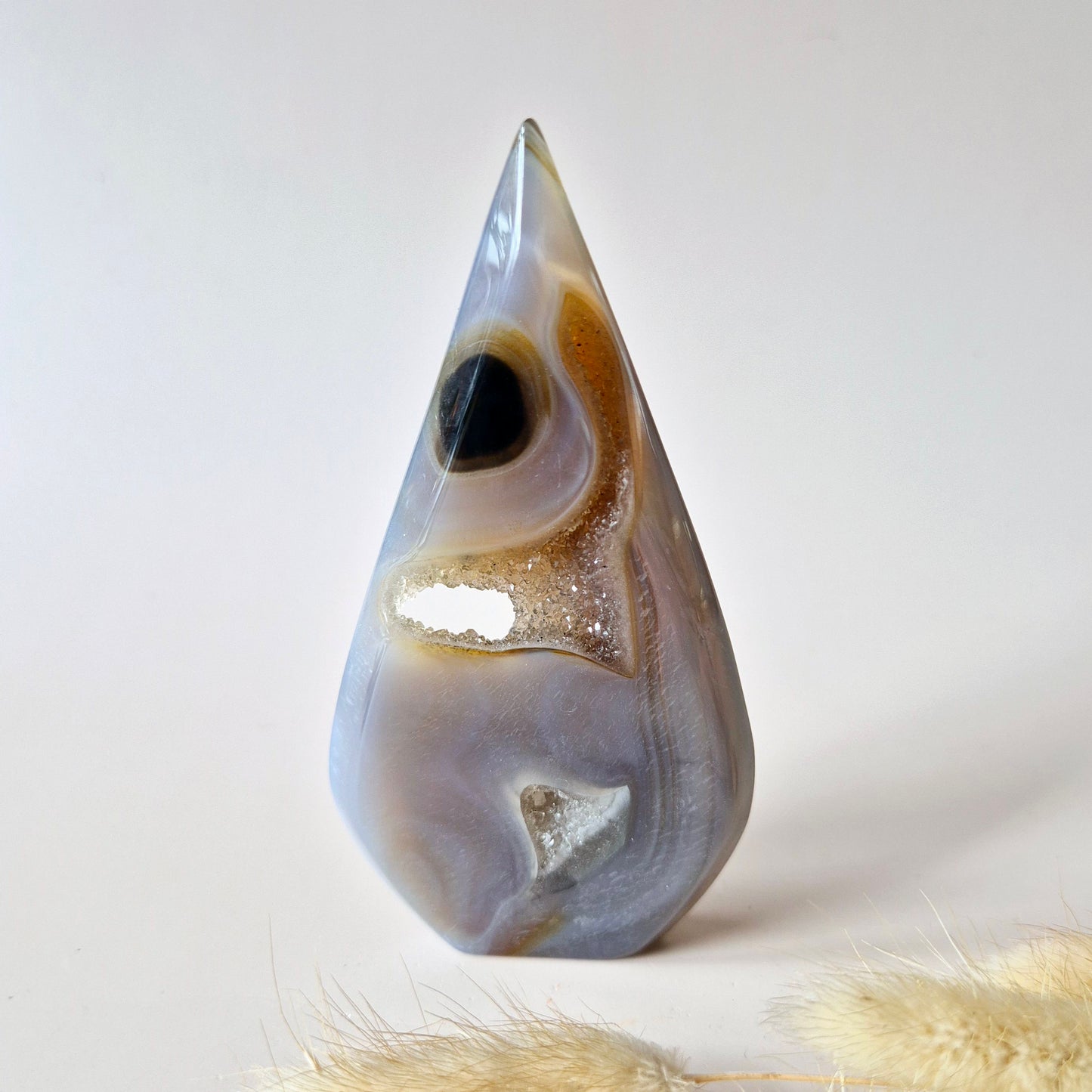 Druzy Grauer Achat - Tropfenförmiger stehender Edelsteinkristall - Nr. 11. 112 Gramm