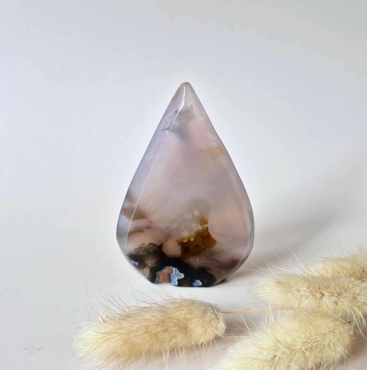 Druzy Grauer Achat - Tropfenförmiger stehender Edelsteinkristall - Nr. 12. 86 Gramm