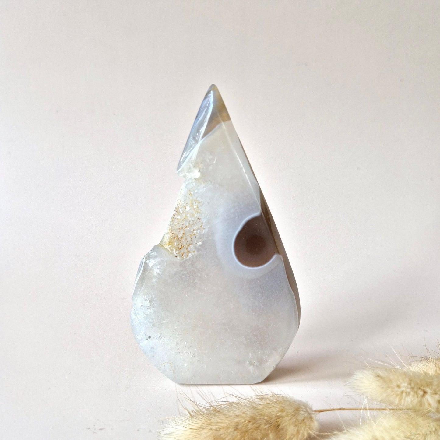 Druzy Grauer Achat - Tropfenförmiger stehender Edelsteinkristall - Nr. 18 137 Gramm