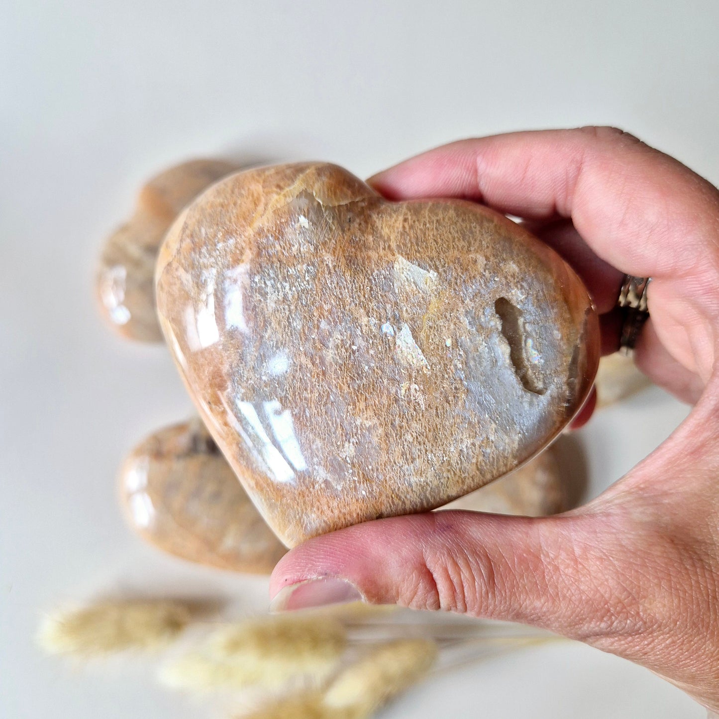 Peach Maansteen Hart – 6 tot 8 cm | Liefde, rust en vrouwelijke kracht