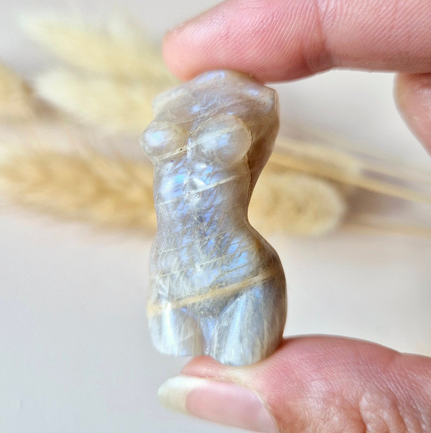 Maansteen Vrouwenlichaam – Godin Carving (3–4 cm)