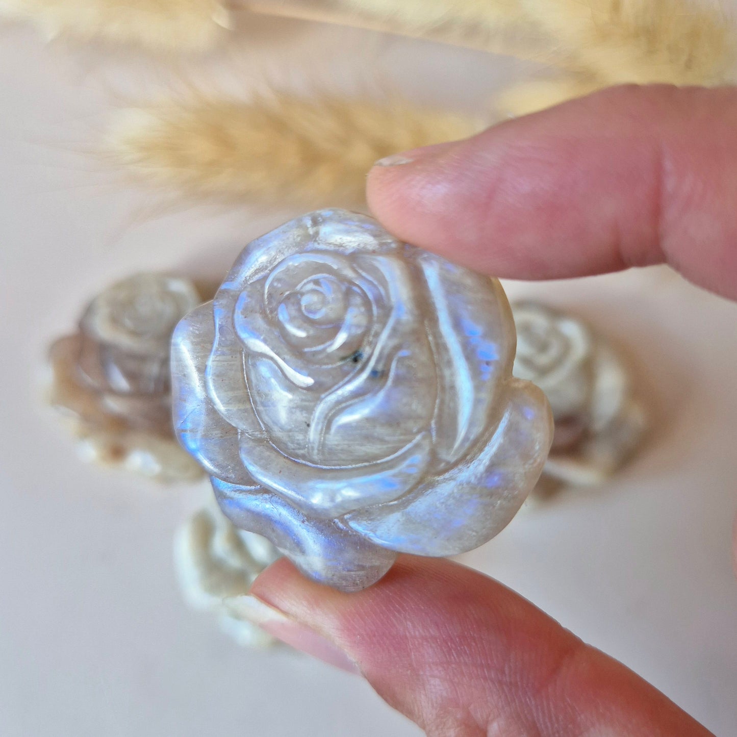 Maansteen Roos – Edelsteen Carving met Flash (3,7 cm)