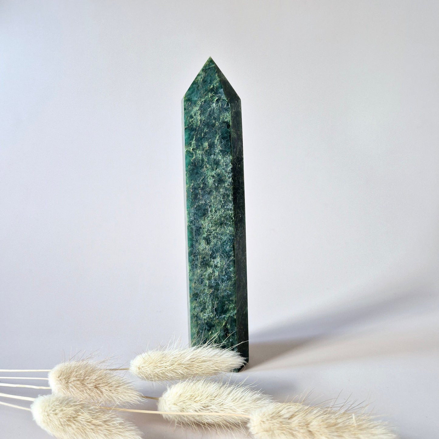 Edelsteen Groene Nefriet Jade Obelisk Toren 16 cm – 290g – Krachtige Energie & Zuivere Intentie