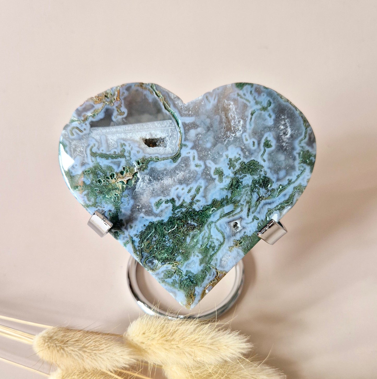 Edelsteen Druzy Mosagaat Hart op Metalen Standaard – #102 220gram