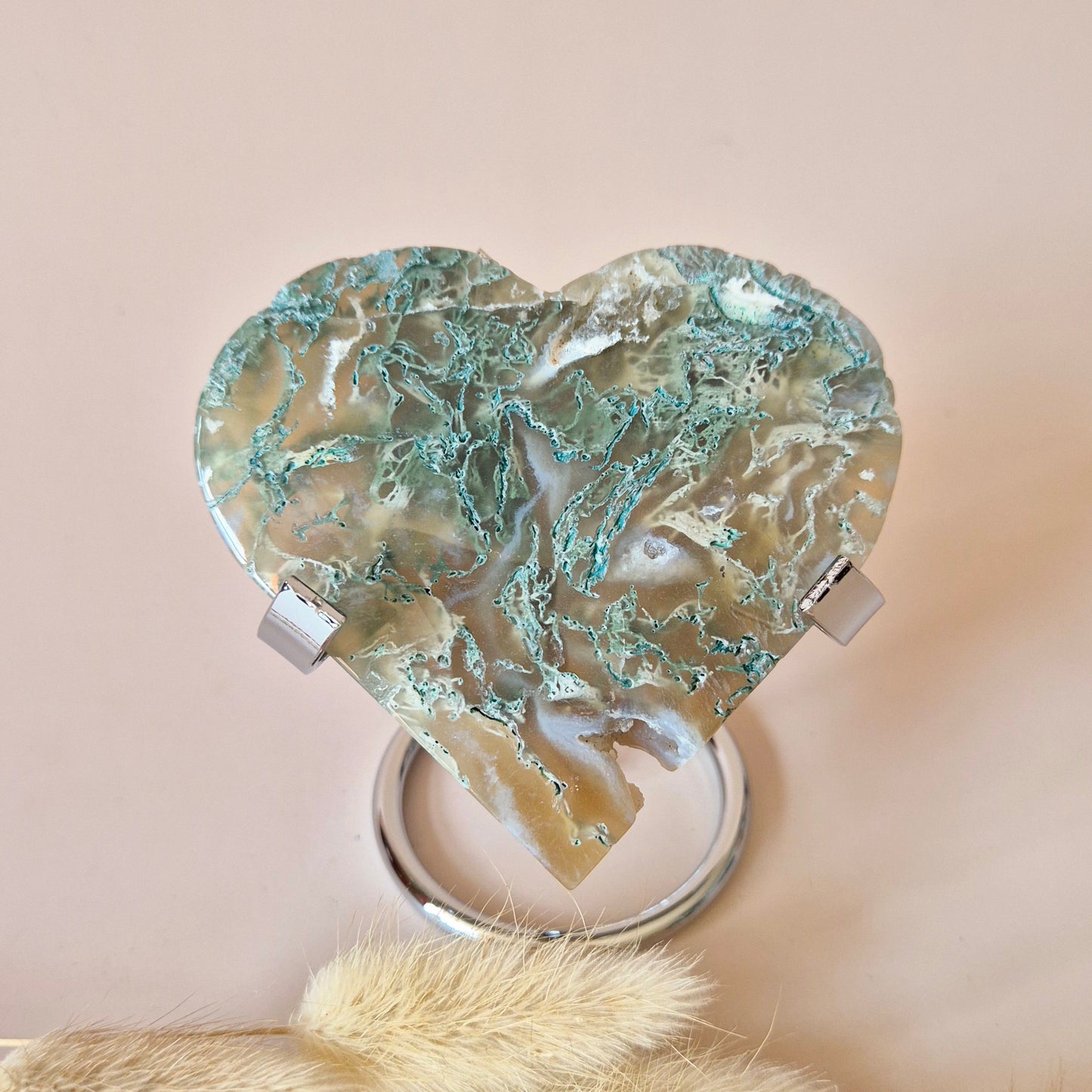 Edelsteen Druzy Mosagaat Hart op Metalen Standaard – #114 153gram
