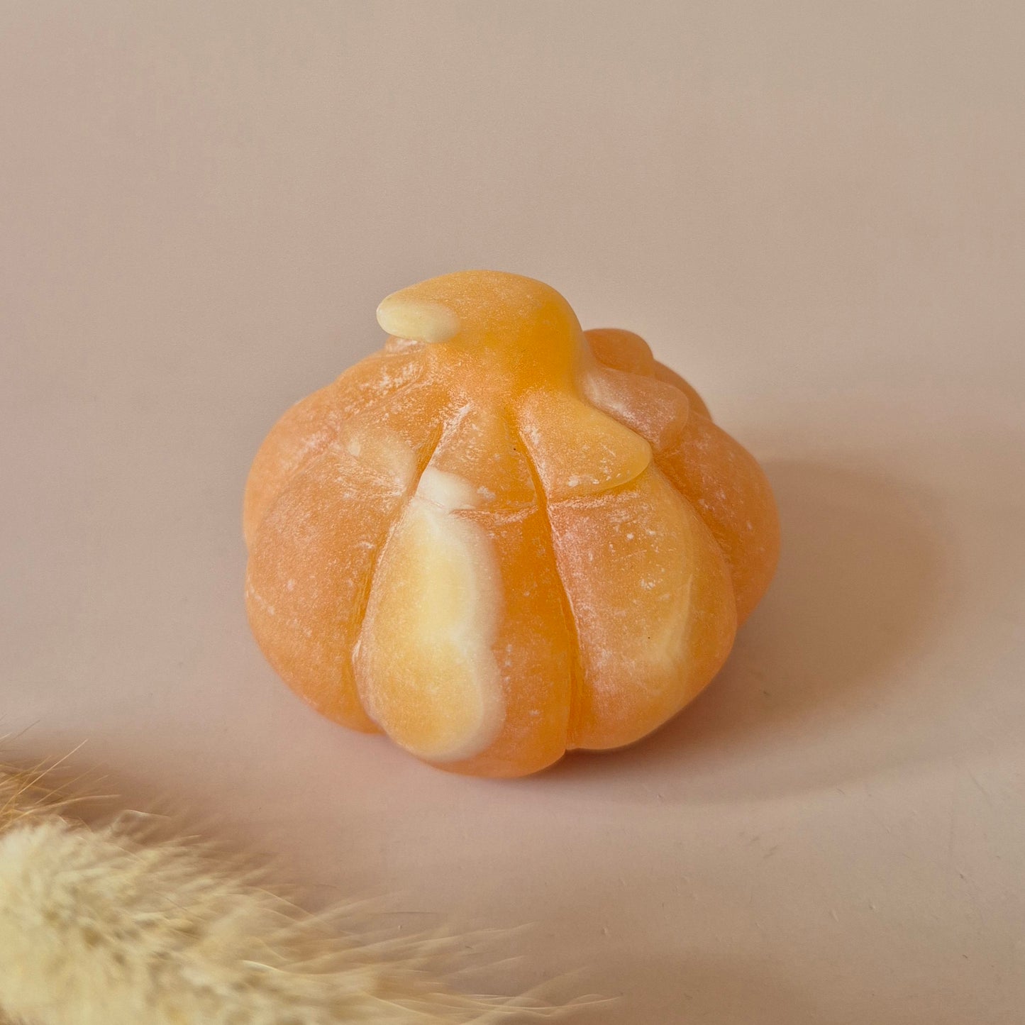 Gele Calciet Edelsteen Pompoen Carving – 7 cm | Halloween decoratie en energiebooster