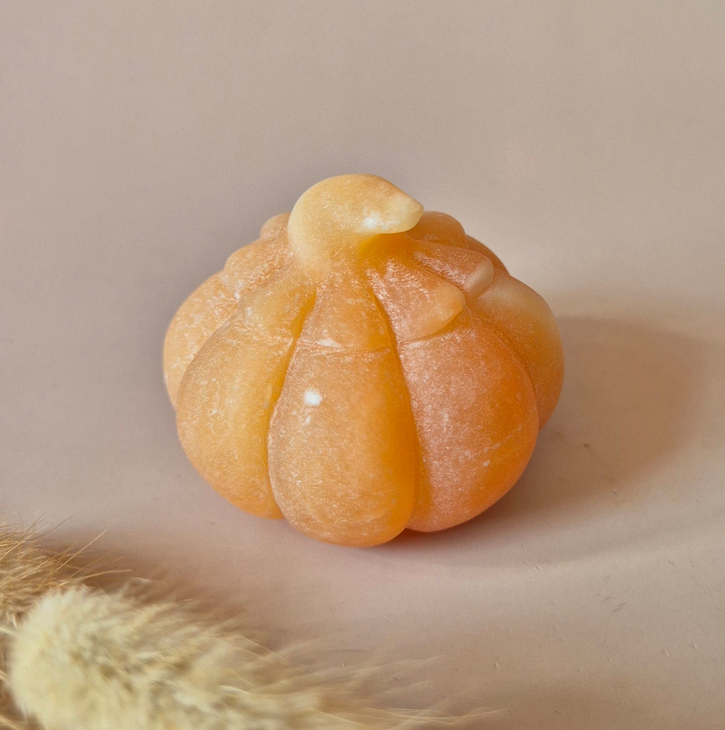 Gele Calciet Edelsteen Pompoen Carving – 7 cm | Halloween decoratie en energiebooster