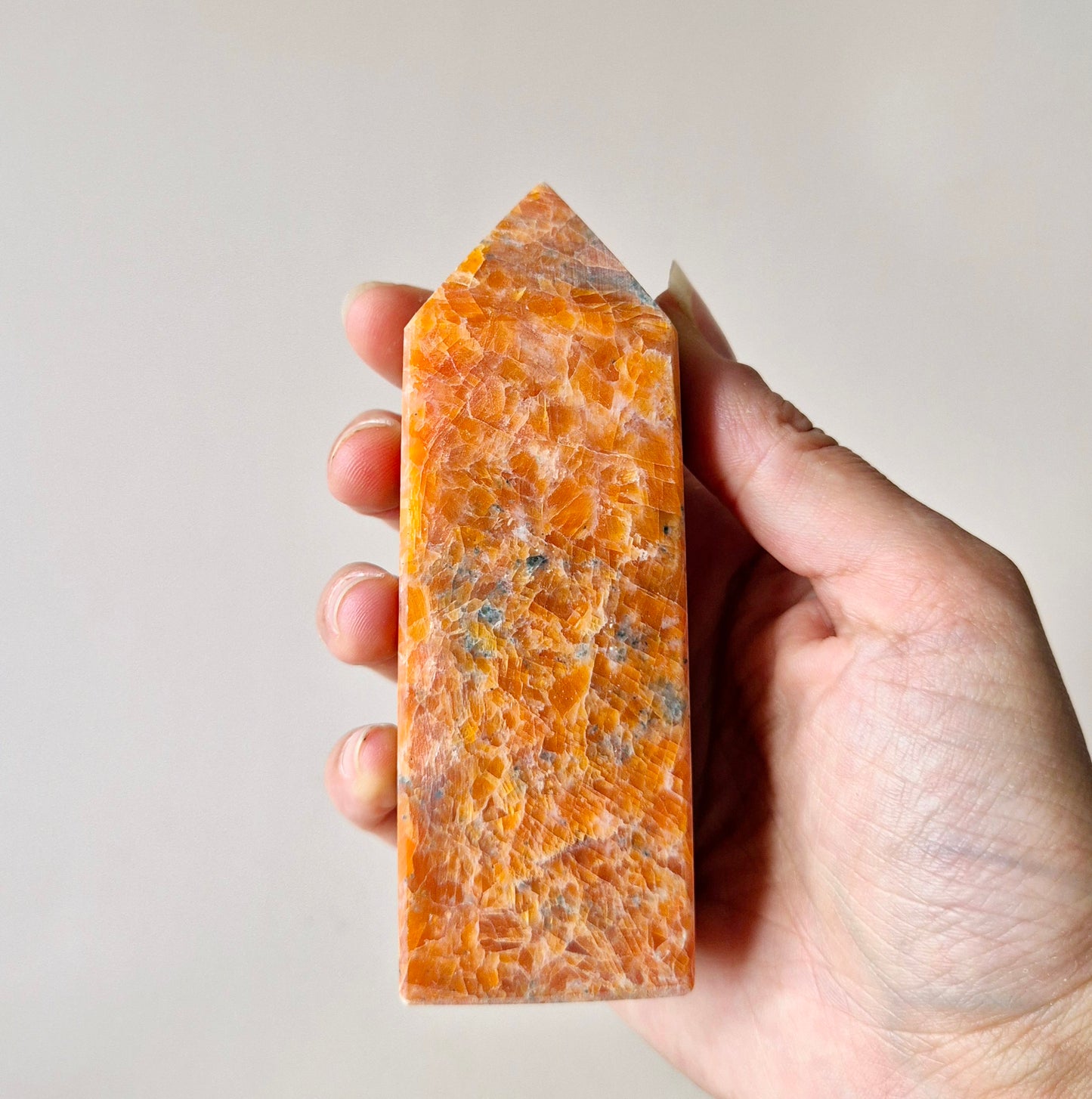 Edelsteen Oranje Calciet toren – motivatie, levenskracht & creativiteit 100-500gram