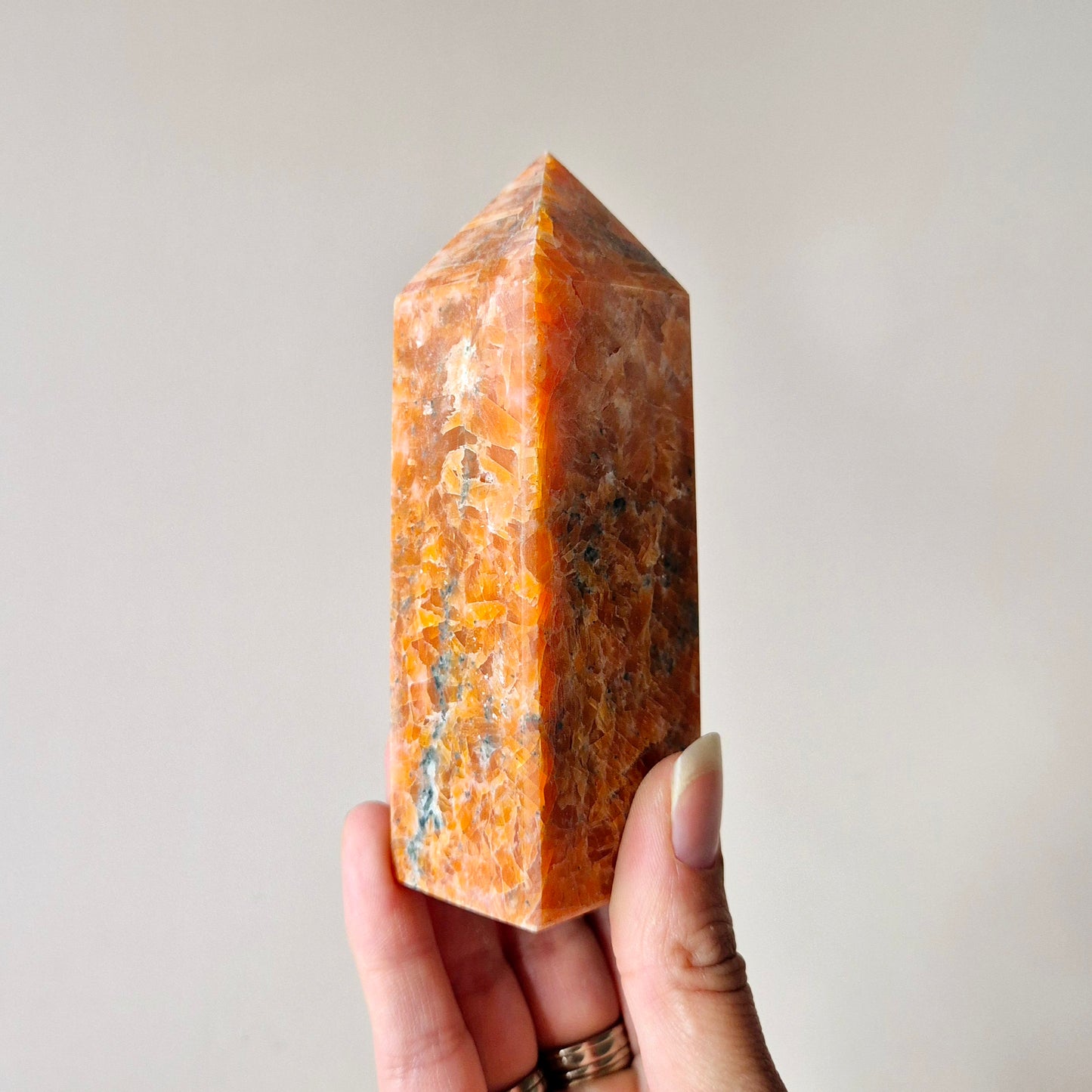 Edelsteen Oranje Calciet toren – motivatie, levenskracht & creativiteit 100-500gram