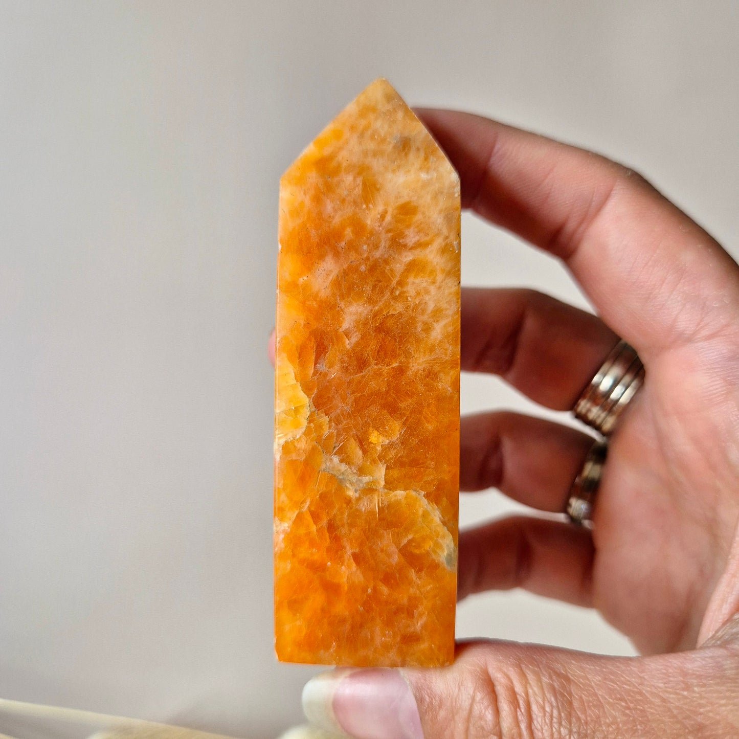 Edelsteen Oranje Calciet toren – motivatie, levenskracht & creativiteit 100-500gram