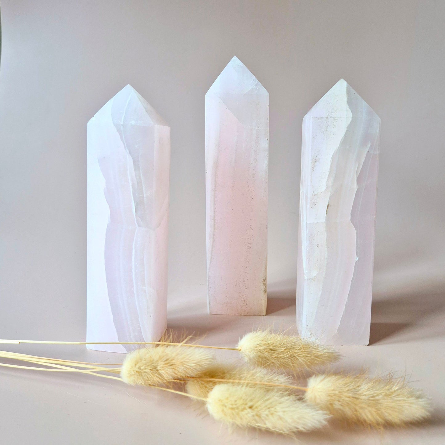 Edelsteen Pink Calcite toren (UV-reactief) – zelfliefde, zachtheid & energetische bescherming