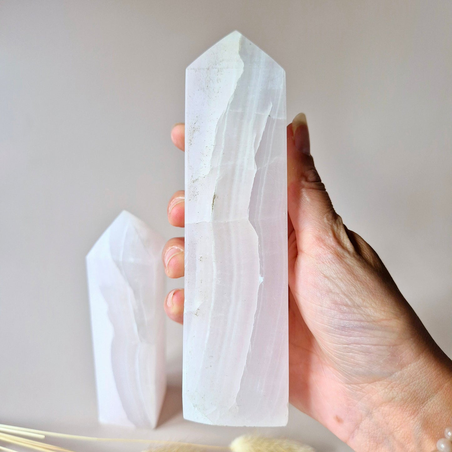 Edelsteen Pink Calcite toren (UV-reactief) – zelfliefde, zachtheid & energetische bescherming