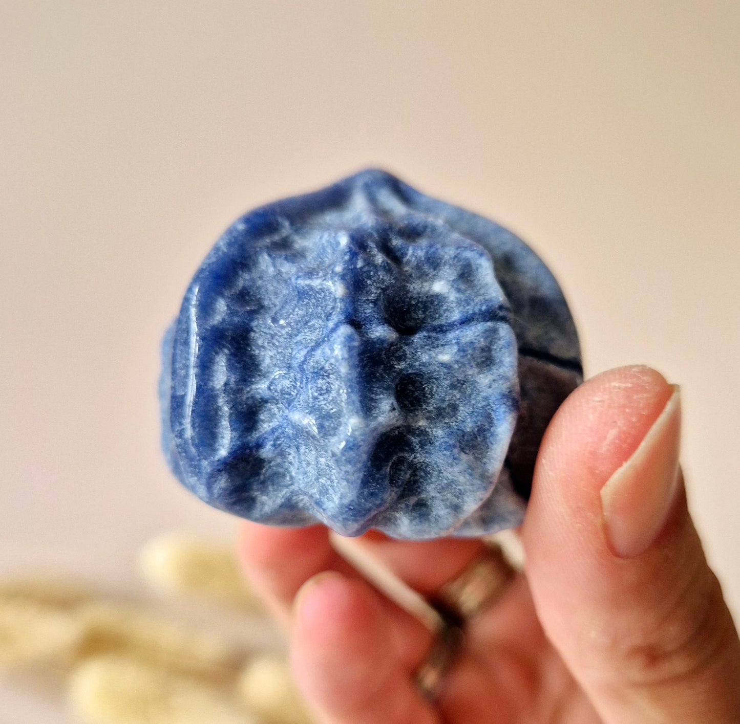 Wunderschöner Edelstein tropfenförmiger roter Moosachat Flamme – 85-120 g | Erdungsenergie & Kraft