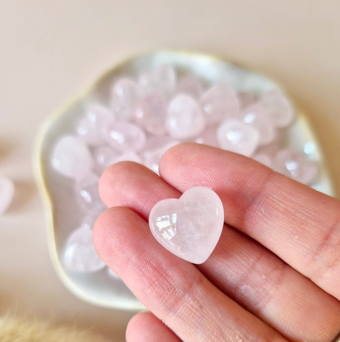 Mini Edelsteen Hartje Zaksteen – Rozenkwarts (1,5 cm) voor crystal confetti