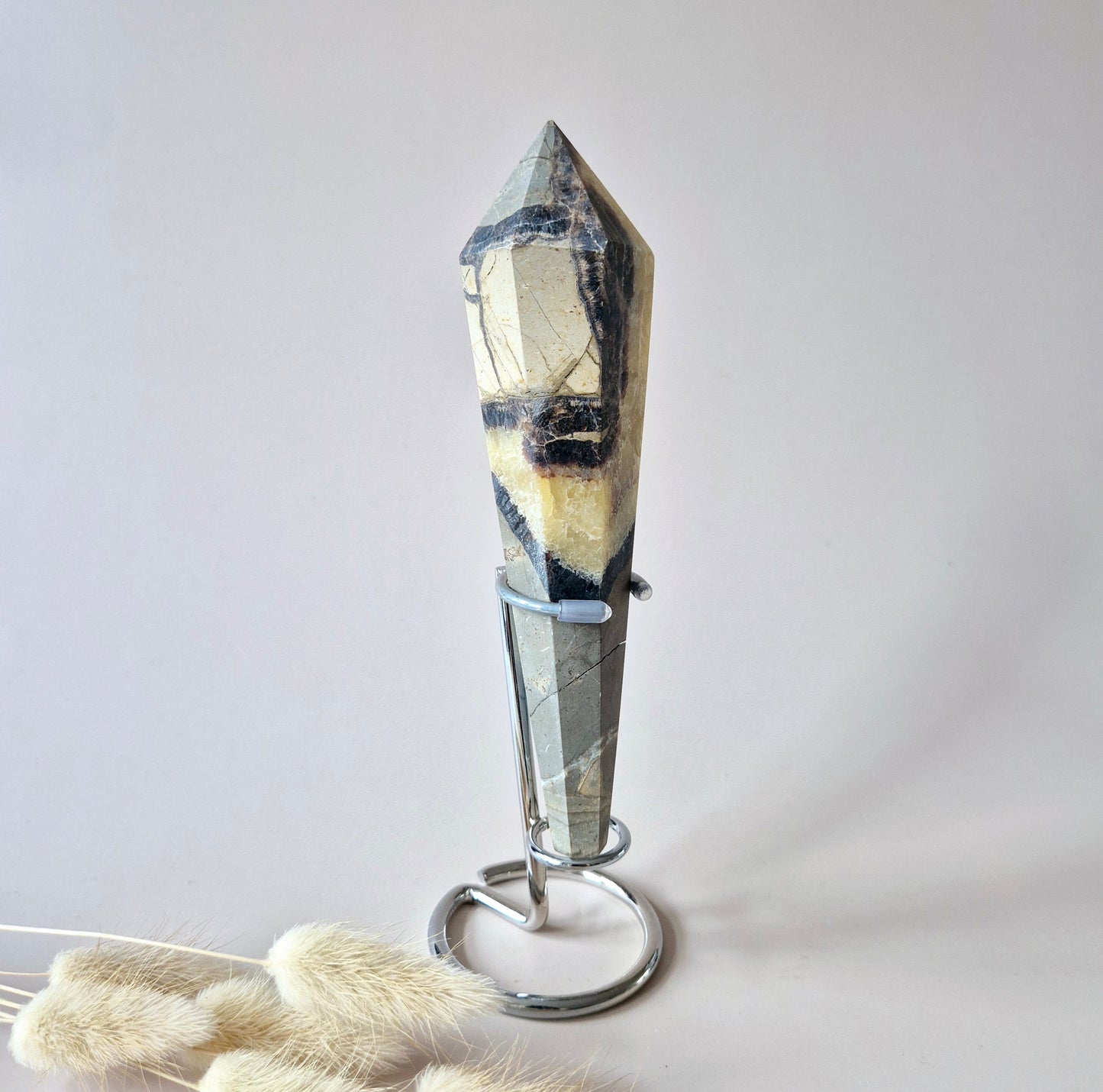 Edelsteen Septarian Scepter Wand op standaard (ca. 18–20 cm)
